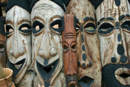 Traditionelle afrikanische Holzmasken aus Namibia mit kunstvollen Schnitzereien und kultureller Bedeutung, aufgenommen in Okahandja.